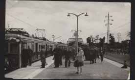 Jednostka elektryczna na stacji Otwock, 1946. Widok w kierunku budynku dworcowego.