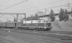 Lokomotywa spalinowa SP45-056 z pociągiem pasażerskim na linii średnicowej przed...