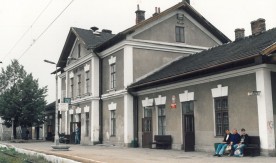 Dworzec kolejowy w Nowym Targu. Widok od strony peronu. 15.09.1995....