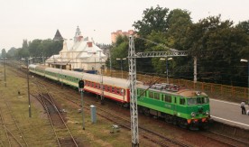 Lokomotywa elektryczna EU07-108 z pociągiem pospiesznym na stacji w Żyrardowie....