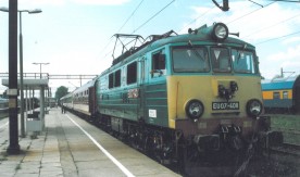 Lokomotywa elektryczna EU07-408 z pociągiem pospiesznym na stacji w Ełku....