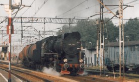 Parowóz Ty51-223 z cysternami na stacji w Krzyżu. 19.08.1995 r....