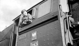 Maszynista w budce parowozu Ty45-96 (Fablok, 1947) na terenie lokomotywowni...