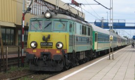 Lokomotywa elektryczna EU07-396 z pociągiem pospiesznym z Łodzi Fabrycznej do...