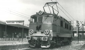 Lokomotywa elektryczna EU07-016 na stacji Warszawa Główna. Rok 1982. Fot....
