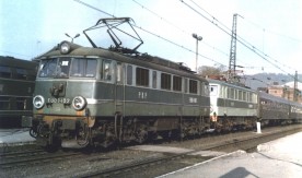 Pociąg pasażerski na stacji Wałbrzych Główny, prowadzony podwójną trakcją elektryczną...