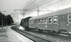 Parowóz Ol49-78 z wagonami typu 120A (tzw. bonanzami) jako pociąg...