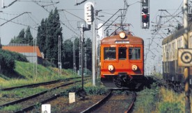 Mijanka dwóch elektrycznych zespołów trakcyjnych EN57 na warszawskiej linii średnicowej....