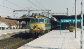 Lokomotywa elektryczna EU06-06 z pociągiem pasażerskim na stacji Chorzów Batory....