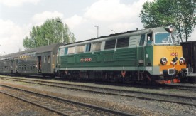 Lokomotywa spalinowa SU45-183 z pociągiem osobowym w Wolsztynie. 2 maja...