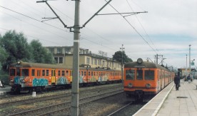 Elektryczne zespoły trakcyjne: EN57-1320 i EN57-1612 w peronach stacji w...
