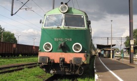 Lokomotywa spalinowa SU45-048 PKP Przewozów Regionalnych z pociągiem osobowym na...