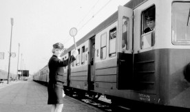 Odprawianie pociągu przez dyżurną peronową przez podanie sygnału Rd1 (Nakaz...