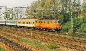 Lokomotywa elektryczna EP05-22 z pociągiem pasażerskim pomiędzy Warszawą Zachodnią i...