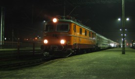 Lokomotywa elektryczna EP05-23 z pociągiem pasażerskim na stacji w Kutnie....