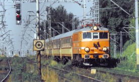 Lokomotywa elektryczna EP08-010 z 1975 r. z pociągiem pasażerskim pomiędzy...
