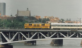 Lokomotywa elektryczna EP09-025 z pociągiem pasażerskim na moście średnicowym w...
