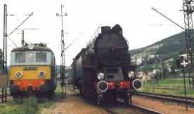 Lokomotywa elektryczna ET21-619 i parowóz OKz32-2 na stacji kolejowej w...