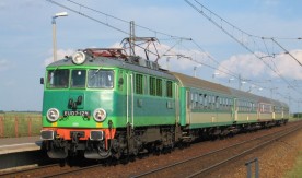 Lokomotywa elektryczna EU07-124 z pociągiem pasażerskim na przystanku w Zosinowie...