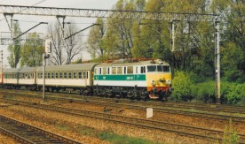 Lokomotywa elektryczna EU07-127 z pociągiem pospiesznym przed przystankiem Warszawa Ochota....