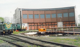 Lokomotywy: SM42-10 i EU07-421 przed lokomotywownią wachlarzową w Ełku. 17...