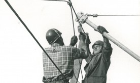 Pracownicy służby elektroenergetycznej PKP podczas naprawy sieci trakcyjnej. Rok 1985....