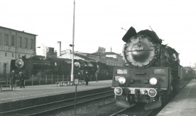 Stacja kolejowa w Białymstoku. Rok 1975. Na pierwszym planie parowóz...