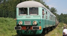 Wagon motorowy SN61-168 z wagonami osobowymi podczas Parowozjady przed stacją...