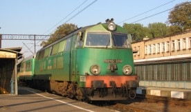 Lokomotywa spalinowa SU45-098 z pociągiem osobowym i wagonami typu 120A,...