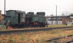 Parowóz TKt48-18 manewruje na stacji w Dzierżoniowie. W tle zabytkowa...