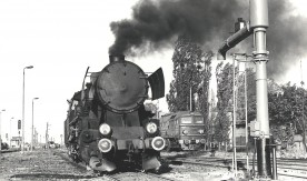 Parowóz Ty2-1255 i lokomotywa spalinowa ST44-373 na terenie stacji kolejowej...
