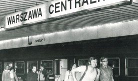 Podróżni na peronie Dworca Centralnego w Warszawie. Koniec lat 70-ych....